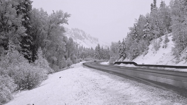 大雪中在科罗拉多州的高速公路上危险驾驶视频素材