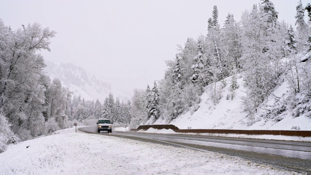 大雪中在科罗拉多州的高速公路上危险驾驶视频素材