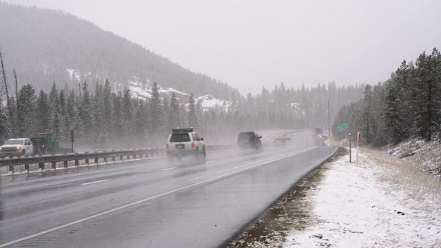 大雪中在科罗拉多州的高速公路上危险驾驶视频素材