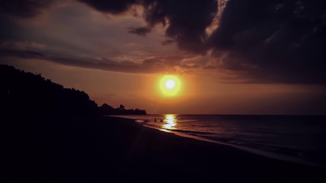 时间流逝褪色黑暗的云天空日落光热带海滩全景在Umeanyar海滩视频素材