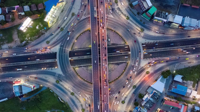 从白天到夜晚放大:放大环视道路交通视频下载