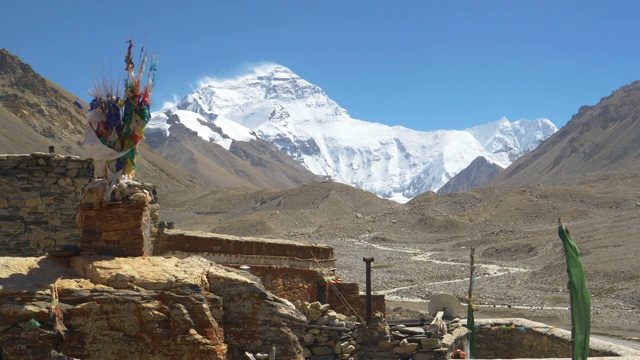 慢动作:雪山珠穆朗玛峰塔高于基地营地设置在岩石地形视频素材