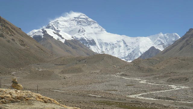 令人叹为观止的岩石山通向雪峰珠穆朗玛峰。视频素材