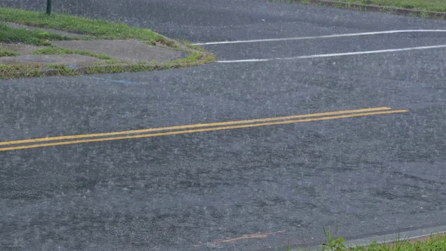 暴雨落在柏油路在夏季雷雨的街道视图视频素材