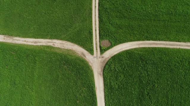 从直升机的角度沿着乡村公路走视频素材