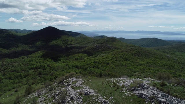 在海岸附近的山顶上空飞行视频素材