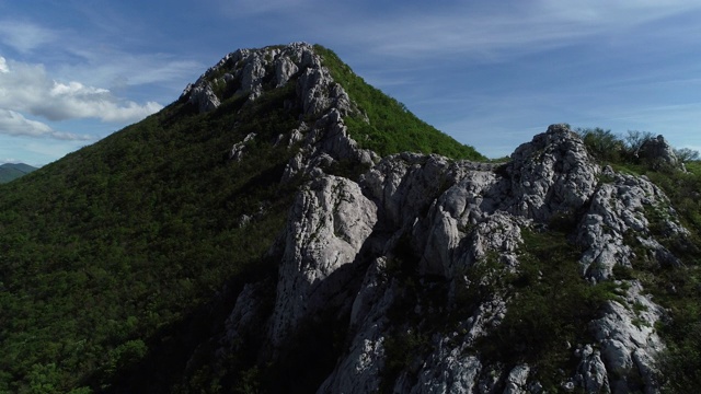 夏季绿山鸟瞰图视频素材