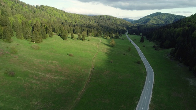 沿着柏油路穿过一个山谷视频素材