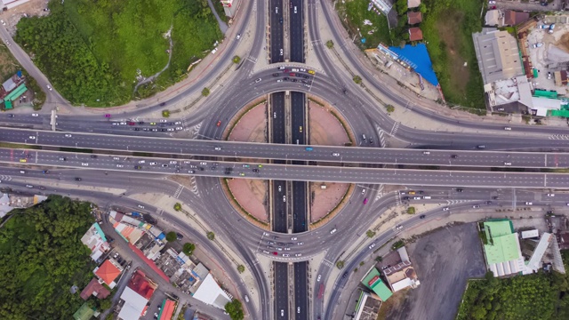 Hyperlapse和zoom in: Top view of circle road traffic视频下载