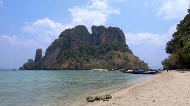 美丽的沙滩和船与水晶清澈的水在Koh Phak Bia岛在安达曼海在甲米，泰国视频素材