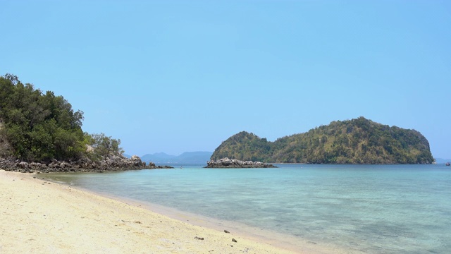 美丽的沙滩和清澈的水在Koh Phak Bia岛在安达曼海在甲米，泰国-视频视频素材