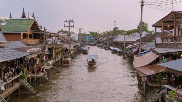 日落时的安帕瓦运河和村庄。著名的传统水上市场和文化旅游目的地，泰国沙慕颂克兰-时光流逝视频素材