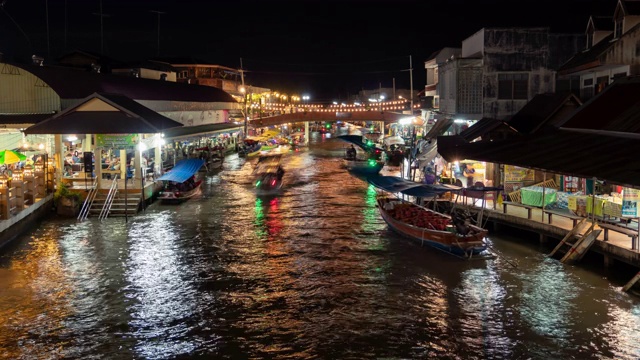 安帕瓦运河和村庄的夜晚。著名的传统水上市场和文化旅游目的地，泰国沙慕颂克兰-时光流逝视频素材