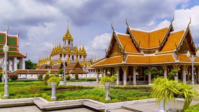 Time Lpase: Loha Prasat，金色金属多顶或尖顶城堡寺庙，Wat Rajanaddaram寺庙，皇家亭，曼谷老城，泰国;锅离开视频素材