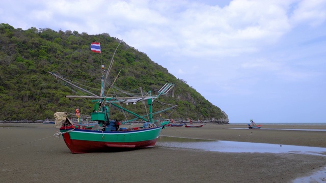 泰国华欣附近Khao Kalok山渔村附近的海滩上的渔船视频素材