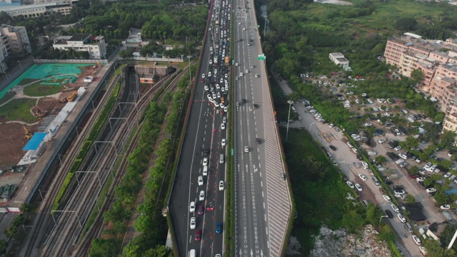 无人机飞过交通堵塞形成的高速公路。视频素材