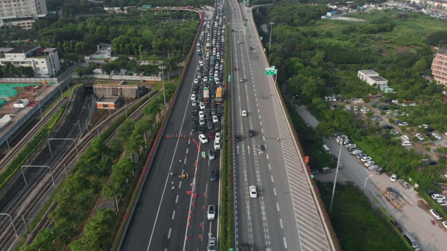 无人机静态拍摄的高速公路上已经形成了交通堵塞。视频素材