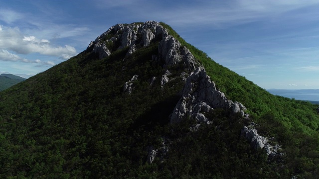 水平运动与绿色山丘的观点视频素材