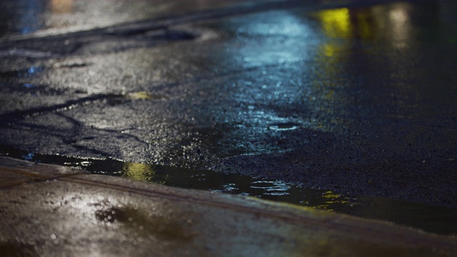 雨滴落在水坑上视频素材