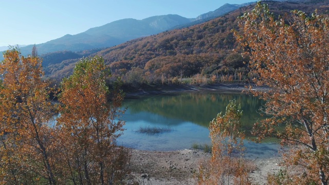 秋天靠近山的小湖。射杀。美好的秋天的风景视频素材