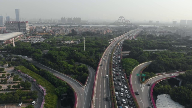 城市的高速公路上发生了严重的交通堵塞视频素材