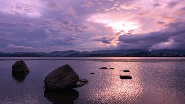 太阳从大理的洱海升起视频素材