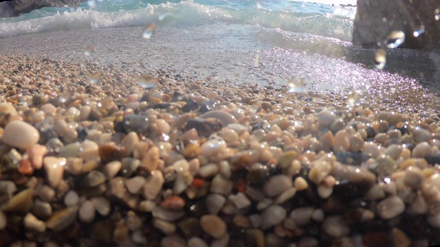 海浪拍打着海滩视频素材