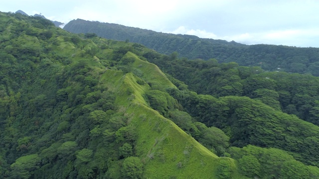 无人机拍摄的塔希提岛的青山。——延时视频素材