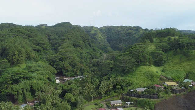 无人机拍摄的塔希提岛的青山。视频素材