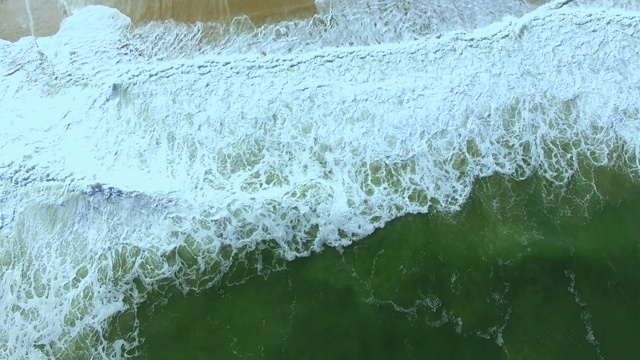 从上面看海浪。前波运动。视频素材