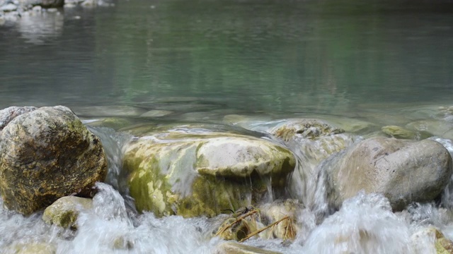 水山在河石卵石之间奔跑视频素材