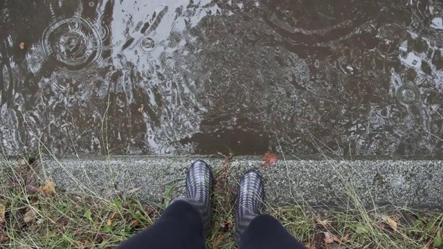 橡胶靴跳进雨水坑视频素材