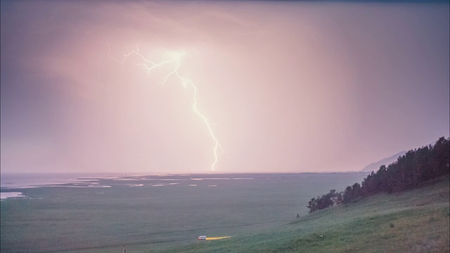 贝加尔湖上有雷雨和闪电。视频下载