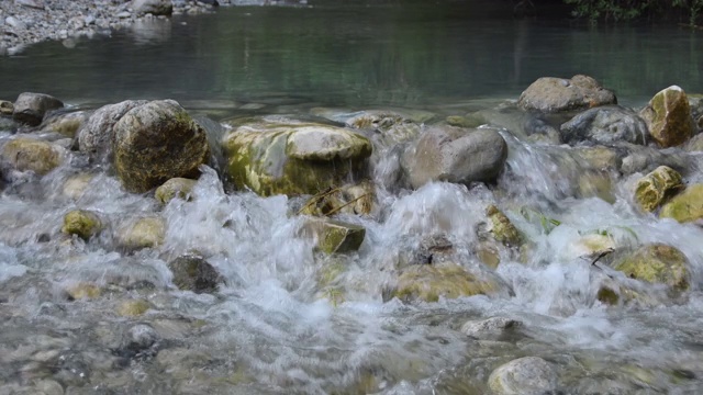 河水在山石卵石之间流淌视频素材