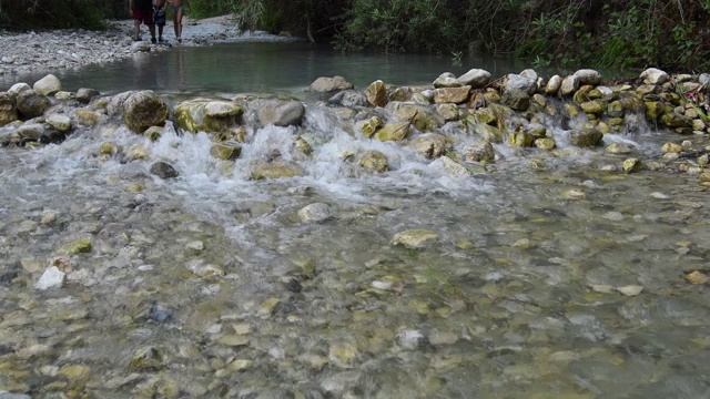 水在河山的石头和卵石之间流动视频素材