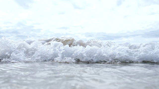 海浪冲向镜头，越过镜头，康沃尔的菲斯特拉海滩，5 X慢镜头。视频素材