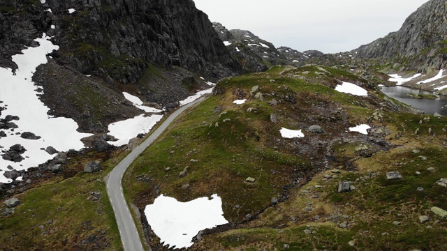 鸟瞰图。挪威山区的道路和湖泊视频素材