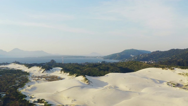 日落鸟瞰图的Lago Da Conceicao，沙丘在Praia Da Joaquina视频素材