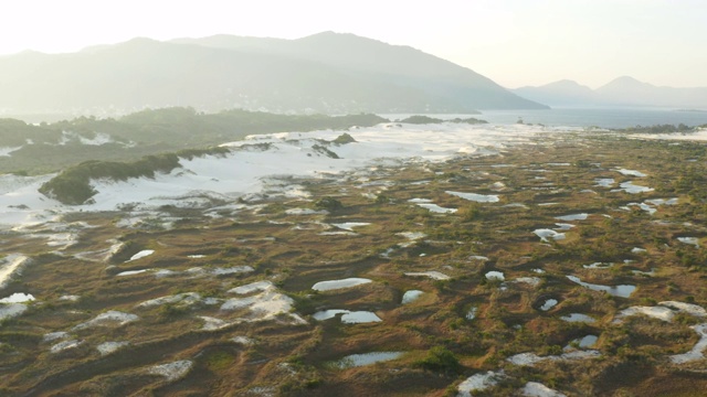 无人机拍摄，泻湖，沙丘和湖在Lagoa Da Conceicao和Praia Da Joaquina视频素材