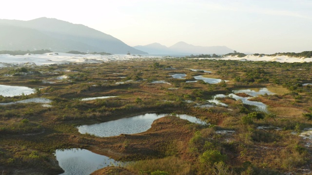 无人机在Praia Da Joaquina观看热带泻湖和沙丘视频素材