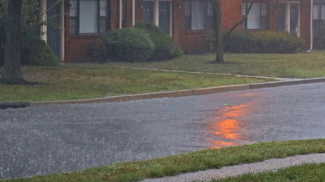 暴雨落在柏油路在夏季雷雨的街道视图视频素材