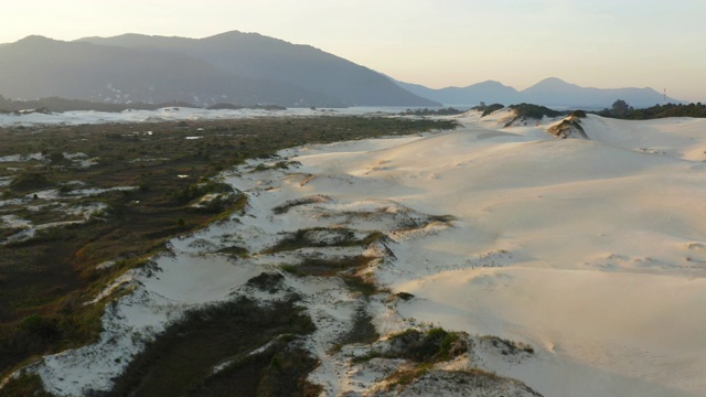 在Praia Da Joaquina和Lagoa Da Conceicao沙丘的鸟瞰图视频素材