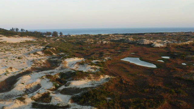 鸟瞰图Praia Da Joaquina沙洲泻湖视频素材