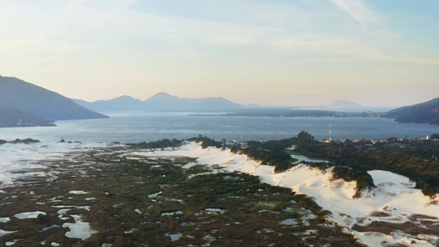 湖和沙丘鸟瞰图，Lagoa Da Conceicao和Joaquina沙丘视频素材