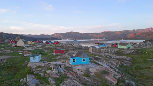 航拍:格陵兰岛迪斯科湾风景如画的海湾旁的彩色房屋视频素材