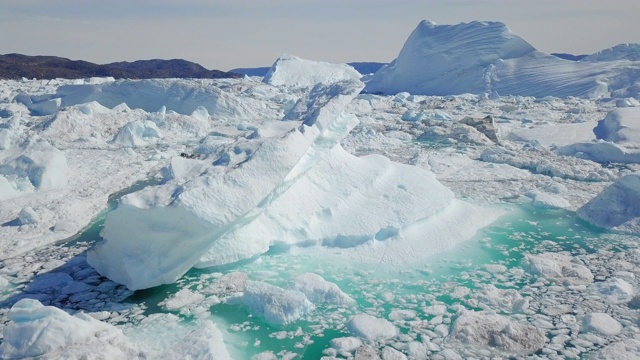 空中降落:格陵兰岛迪斯科湾冰原上令人惊叹的天然冰结构视频素材