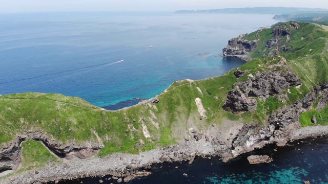 鸟瞰图在北海道kamuicape by Drone -美丽的Shakotan蓝色海洋，新鲜的绿色植物，悬崖从天空视频素材