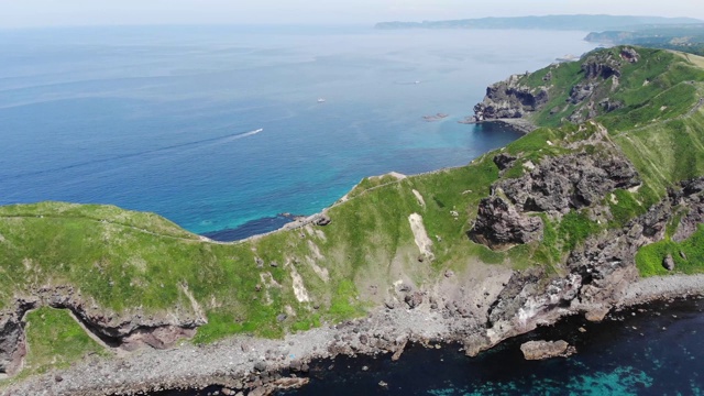 鸟瞰图的海角神尾在北海道无人机-美丽的Saitan蓝色的海和新鲜的绿色，从天空通过悬崖-视频素材