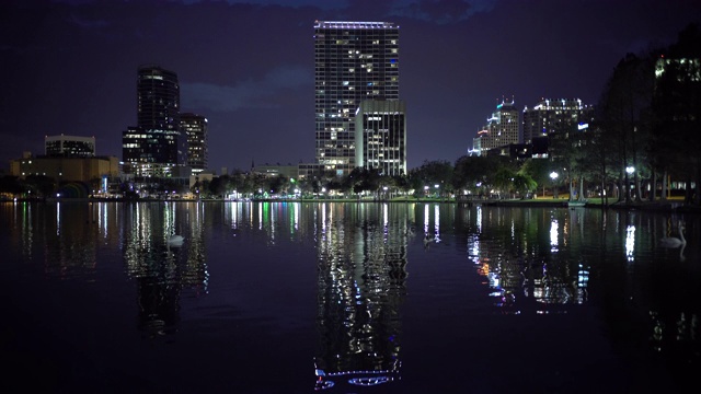 夜晚可以看到湖对面的建筑物视频素材