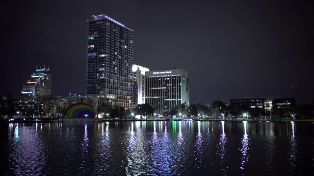 建筑物和夜晚的伊奥拉湖的波浪视频素材